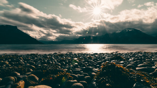 Abendsonne an einem Fjord in Norwegen