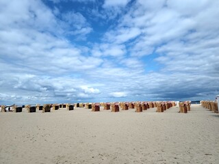 Bunte Strandkörbe an der Ostsee