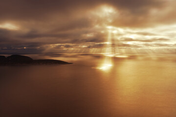 Sonnenstrahlen am Abendhimmel &uuml;ber dem Meer