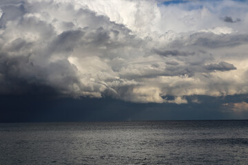 Naklejka na ściany i meble Grandes nubes de tormenta en el mar y cortina de lluvia