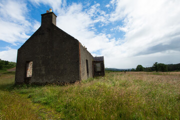 Obraz premium Old ruined farm house in the Scottish Highlands