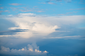 Fototapeta na wymiar blue sky and white fluffy cloud horizon outdoor for background.