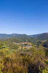 Obraz premium Vue ensoleillée sur le village médiéval d'Olargues et les montagnes alentours du Parc naturel régional du Haut-Languedoc