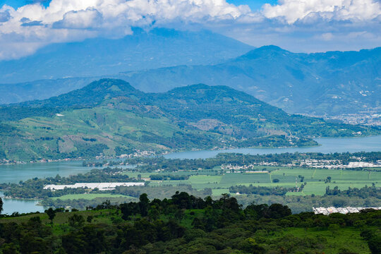 Panoramica del Lago de Amatitlan en Guatemala, al fondo el Volcan de Agua.
