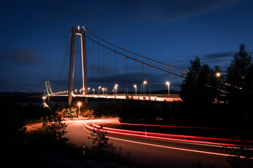 Beleuchtete Brücke in der Nacht