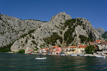Obraz premium Village d'Omis à l'embouchure de la rivière Cétina