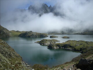 Fototapeta na wymiar lacs entre les nuages en montagne