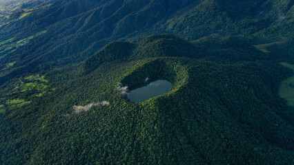 Cerro chato, antiguo volcán Costa Rica, laguna , bosque tropical 