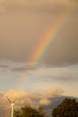 windrad mit regenbogen auf himmel 