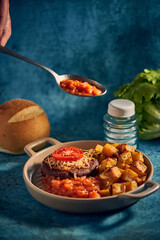 hambúrguer com batata frita 