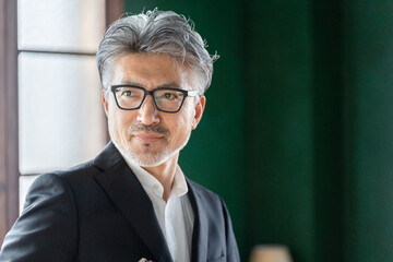 眼鏡をかけたシニア男性