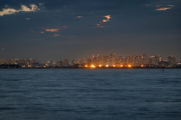 Fototapeta na wymiar 舞浜海岸から見た東京湾越しの芝浦ふ頭の夜景