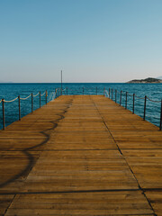 Naklejka premium old wooden pier and blue sea scenery