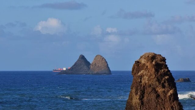 Buque carguero de contenedores, pasa tras los roques de Taganana, Tenerife