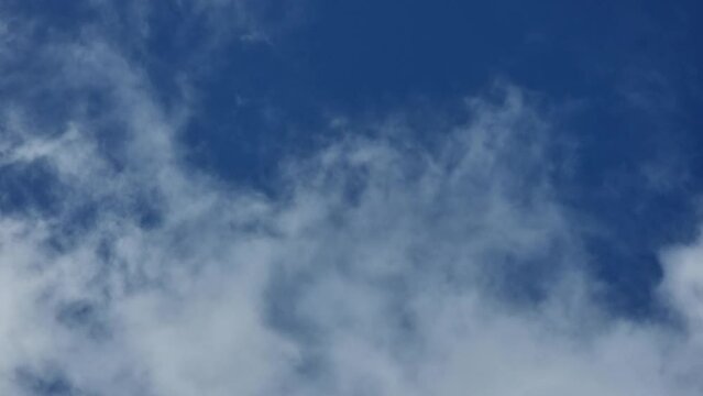 Nubes que se mueven en diferentes corrientes de aire a diferentes alturas, desde la playa de Las Teresitas en Tenerife