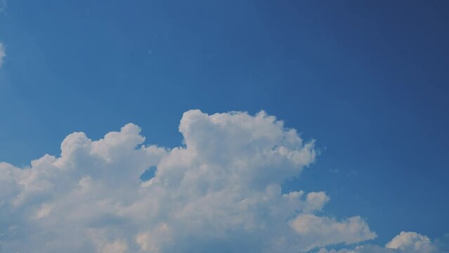 快晴の夏空を積乱雲が流れる　4K　UHD
