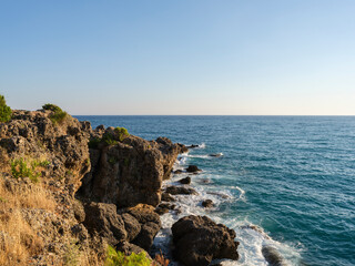 Fototapeta na wymiar beautiful sea waves crashing on the cliffs
