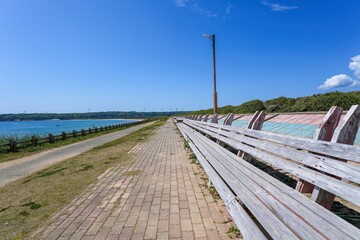 Fototapeta na wymiar 青空バックに見る世界一長いベンチのある海岸情景＠石川