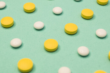 Pastillas en fondo verde claro 