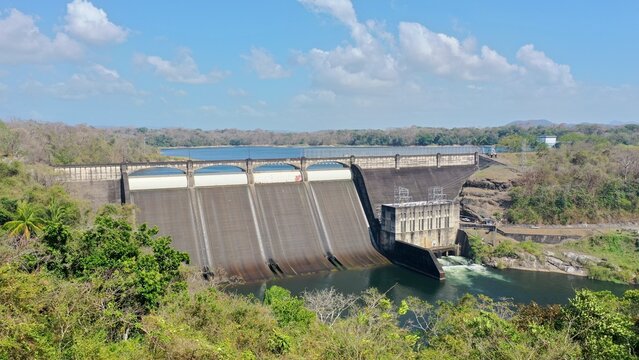 Represa de lago Madden en Panama.