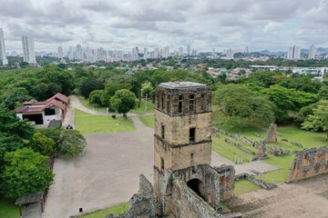 Ruinas de Panama la Vieja y nueva ciudad de Panamá de fondo