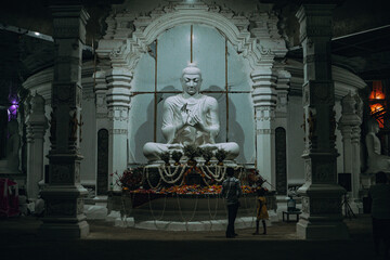 Fototapeta Piękny pomnik Buddy w świątyni, podróż po Azji, Sri Lanka.  obraz