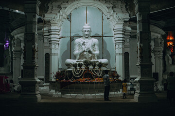 Piękny pomnik Buddy w świątyni, podróż po Azji, Sri Lanka.  - obrazy, fototapety, plakaty