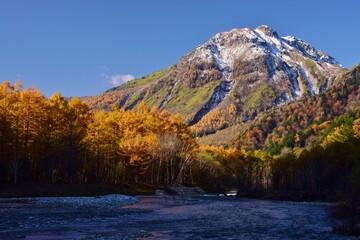 秋の上高地　焼岳
