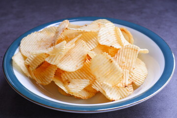 ボウルに盛ったポテトチップス