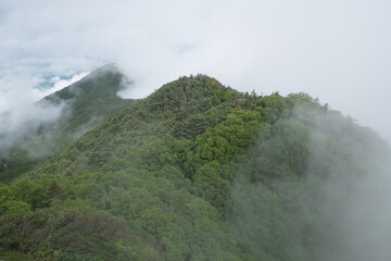 雲が湧く山