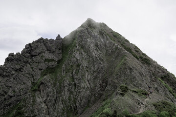 雲が湧く山