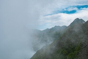 雲が湧く山