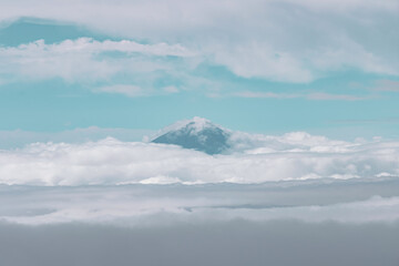 Fototapeta na wymiar 雲が湧く山