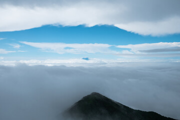 雲が湧く山