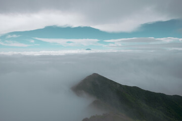 雲が湧く山