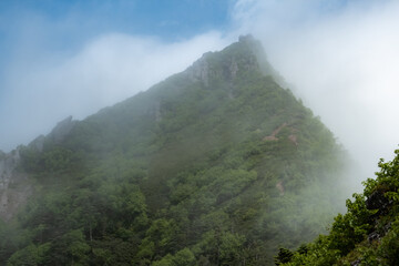 雲が湧く山