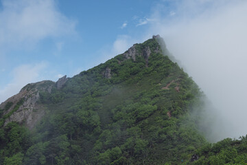 Fototapeta na wymiar 雲が湧く山