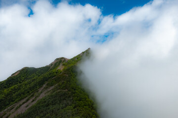 雲が湧く山