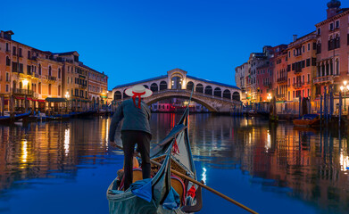 Gondola near Rialto Bridge at twilight blue hour - Venice, Italy - obrazy, fototapety, plakaty