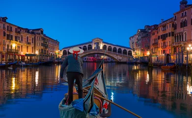 Photo sur Plexiglas Pont du Rialto Gondola near Rialto Bridge at twilight blue hour - Venice, Italy