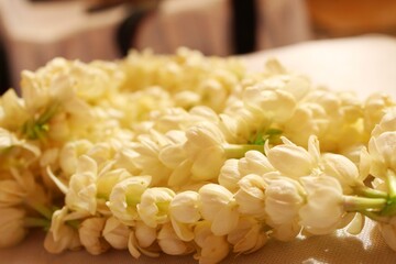jasmine flower arrangement at the wedding
