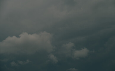 暗い曇り空　背景　空　雲
