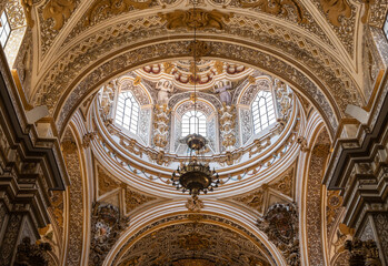 Fototapeta na wymiar Arquitectura barroca en el interior de la basílica de nuestra señora de las angustias siglo XVI de Granada, España