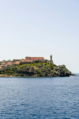 Naklejka premium Portoferraio, Festung, Forte Stella, Falcone, Leuchtturm, Altstadt, Hafen, Insel, Elba, Fischerboote, Boote, Fähre, Fährhafen, Badestrand, Toskana, Toskanischer Archipel, Sommer, Italien