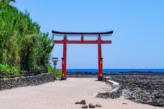 日南海岸に浮かぶ青島神社（宮崎県宮崎市）
