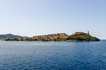 Portoferraio, Festung, Forte Falcone, Forte Stella, Torre della Linguella, Hafen, Darsena, Altstadt, Boote, Fähre, Altstadthäuser, Insel, Elba, Toskana, Sommer, Toskanischer Archipel, Italien