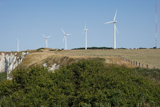 Parc &eacute;olien sur le Cap-Fagnet &agrave; F&eacute;camp en Normandie