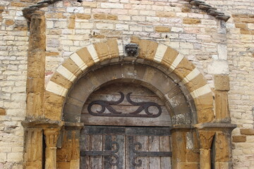 Fototapeta premium Portail de l'église Saint-Valérien à Tournus (gros plan)