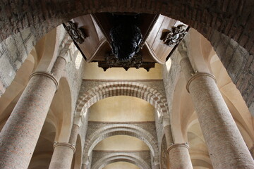 Abbaye Saint Philibert de Tournus : intérieur en contreplongée