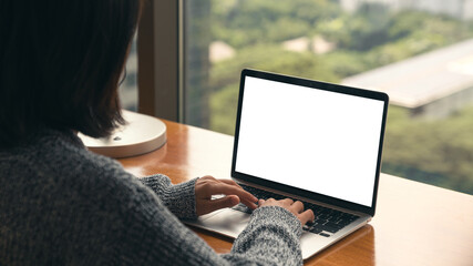 women using laptop showing white screen on desk - obrazy, fototapety, plakaty